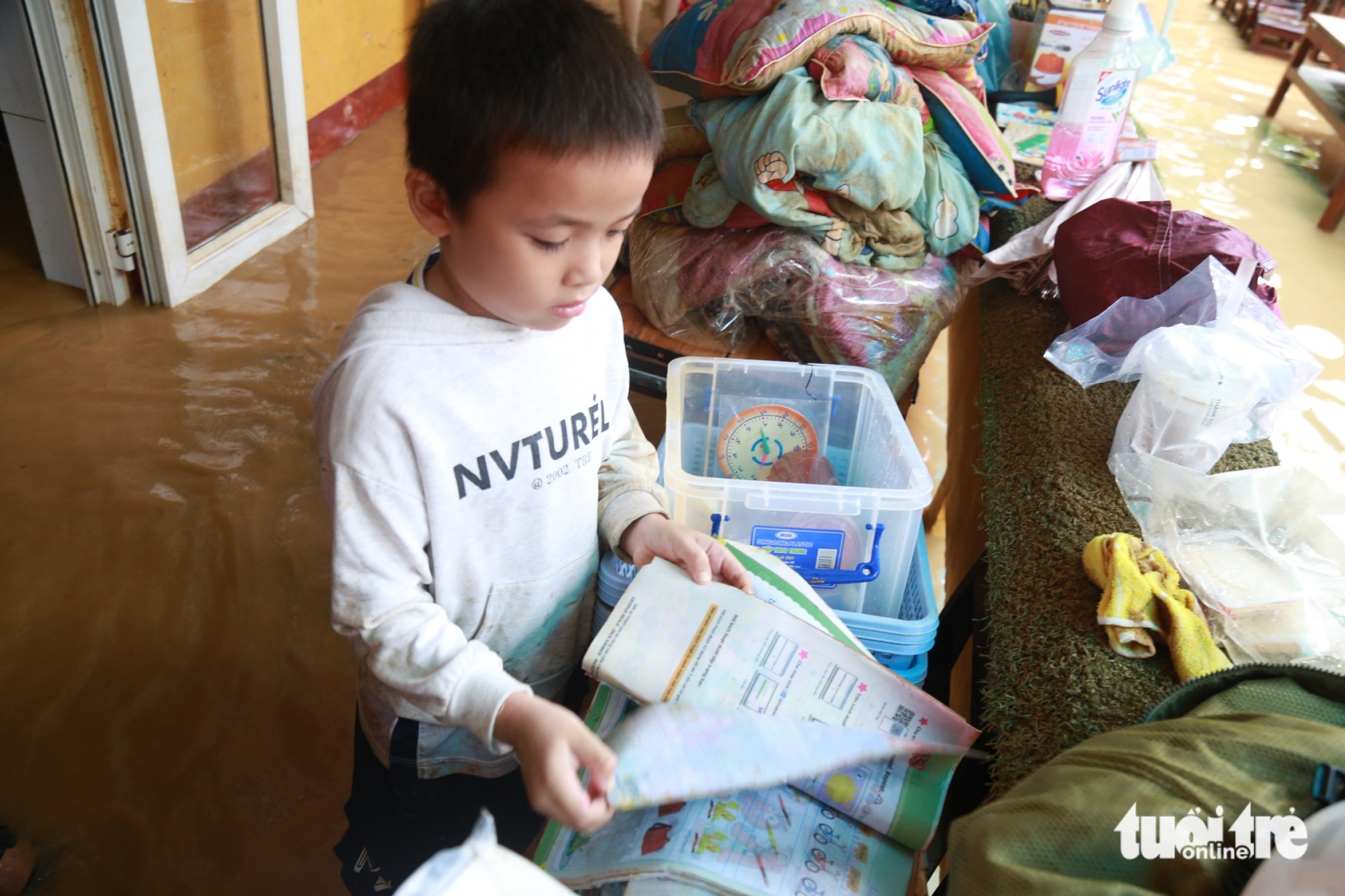 洪水过后书本桌椅被泥浆淹没,顺化师生忙于清理校园